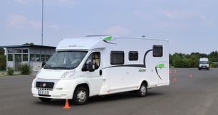 Sowohl im Vorder- als auch im Hintergrund ist jeweils ein weißes Wohnmobil bei der Slalomfahrt zu sehen. Der Slalom ist das perfekte Trainingstool z.B. für Lenkradhaltung und eine vorausschauende Fahrweise.