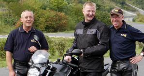Safety First: Motorrad-Fahrsicherheitstraining für den damaligen Innenminister Ralf Jäger. Mit dabei die Trainer Ralf Berlin und Ralf Gottwald. „Ralf hoch 3”.